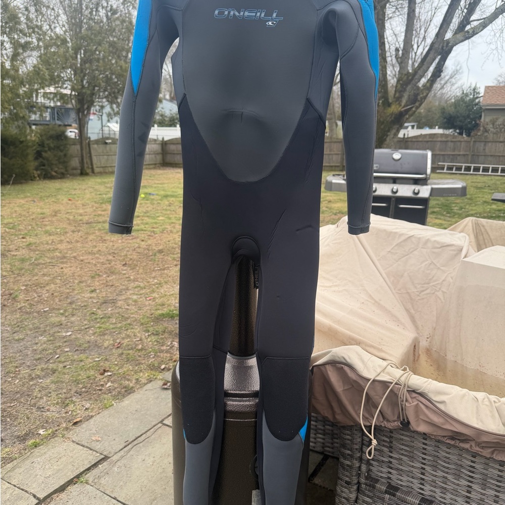 Youth O’Neill Epic 4/3 back zip wet suit. Blue/black/gray. Size 16Y